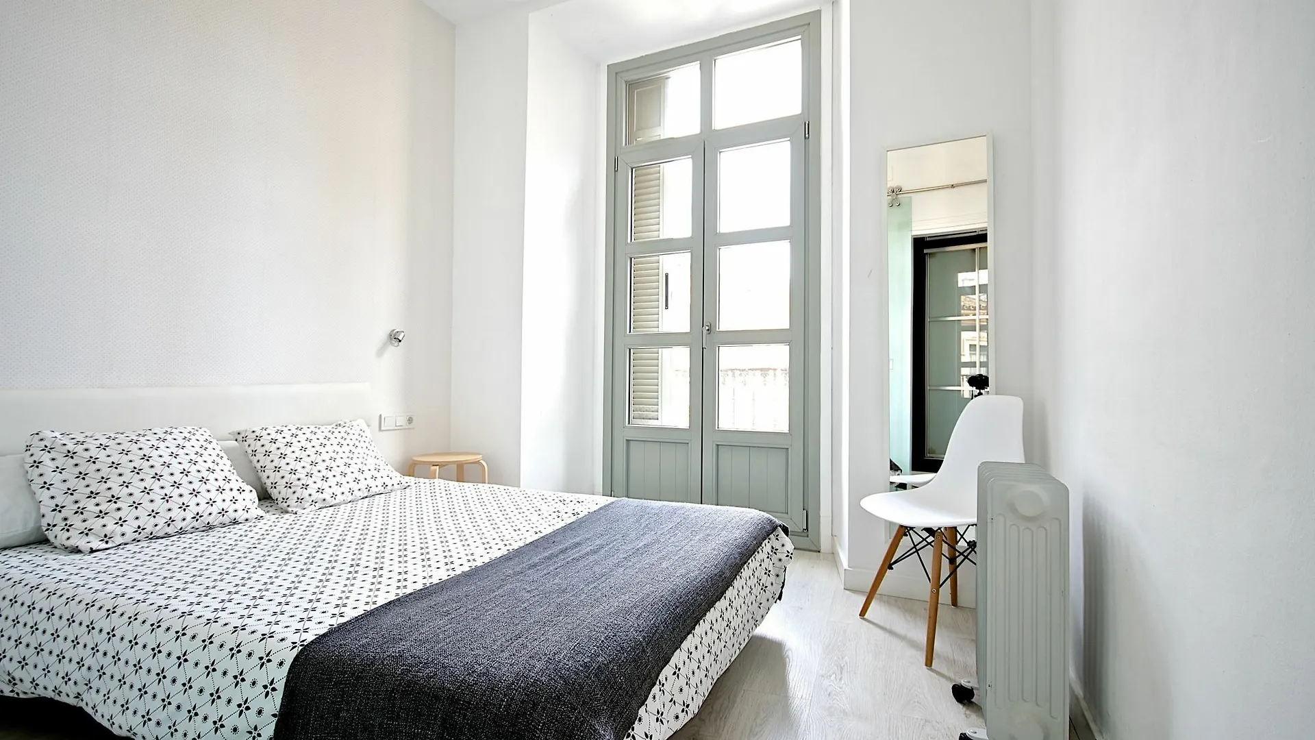 Malaga Urban Rooms 0*,