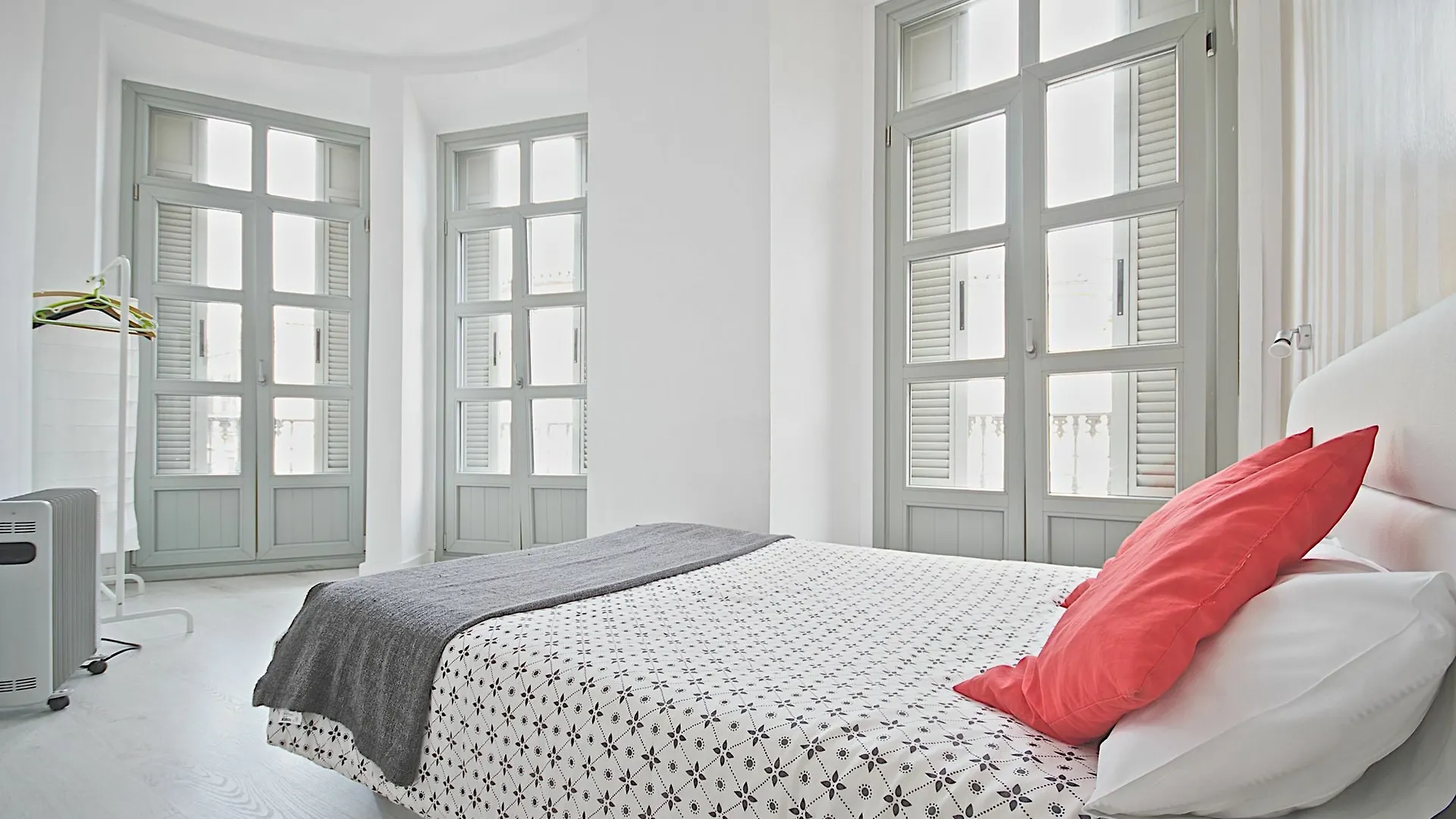 Malaga Urban Rooms 0*,